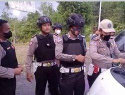 Polres Kampar Tertibkan Stiker dan Atribut Pelaku Pungli Sopir Truk di Perbatasan Sumbar dan Riau