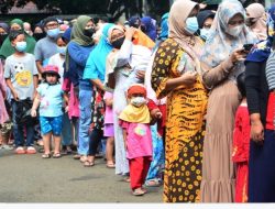 Miris Negeri Kaya Sawit, Rakyat Antri dan Saling Dorong Berebut Minyak Goreng