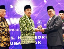 BWI Anugerahi Gubri Penghargaan Sebagai Tokoh Wakaf Nasional Unsur Kepala Daerah