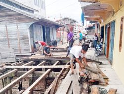 Sudah Lapuk Dimakan Usia, Warga Keturunan Tionghoa Gotong Royong Perbaiki Jembatan Sungai Juling