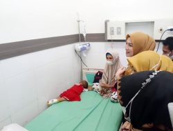 Waka TP-PKK Lampura Kunjungi Balita Penderita Leukimia di RS Handayani