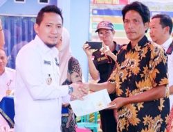 Wabup Lampura Serahkan Sertifikat Hak Milik Bagi 243 Warga di Abung Tengah