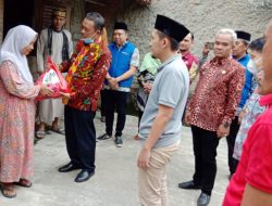 Sambil Bagikan Sembako, Wabup Lampura Berkeliling Kunjungi Masyarakat dengan Berjalan Kaki