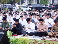 Bupati dan Wabup Lampung Utara Ikuti Shalat Idul Fitri 144 H di Halaman Kantor Pemda