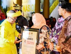 Bupati Bengkalis Terima Anugerah PWI Riau Award 2023