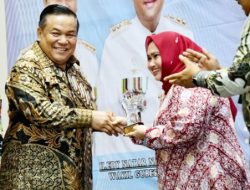 Lindungi Keselamatan Kerja Masyarakatnya, Bupati Bengkalis Raih Penghargaan Terbaik I Paritrana Award Riau