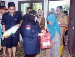 Prihatin dengan Warga Terdampak Banjir, Bupati Bengkalis Tinjau Lokasi Banjir Sembari Salurkan Bantuan